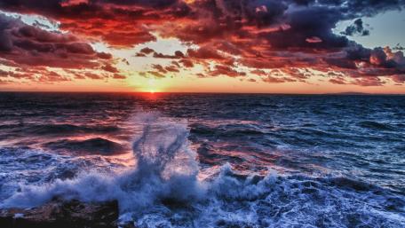 Sunset Symphony Over Ocean Waves wallpaper