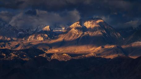 Majestic Twilight Over Rugged Highlands wallpaper