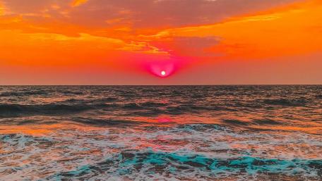 Vibrant Sunset Over Calm Ocean Waves wallpaper