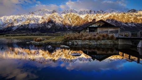 House at Lake Wakatipu wallpaper