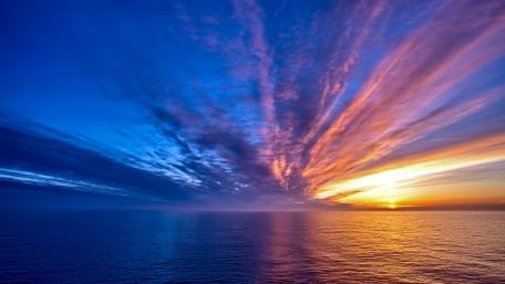 Sunset Serenity over the Ocean Horizon wallpaper