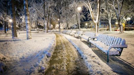 Snowy park in Kazanlak (Bulgaria) wallpaper