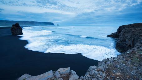 Serene Coastal Beauty at Dusk wallpaper