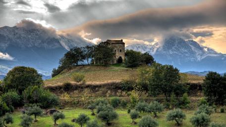 Abandoned house near Gran Sasso, Abruzzo, Italy wallpaper