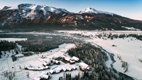 Winter village at Kanas Lake (China) wallpaper