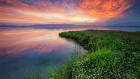 Sayram Lake at sunrise wallpaper