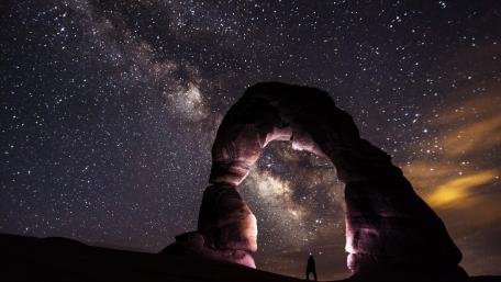 Alone at Delicate Arch wallpaper
