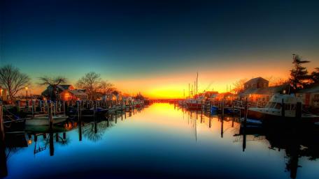 Wonderful boat docks in canal wallpaper