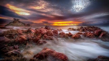 Serene Dawn over Rocky Shoreline wallpaper