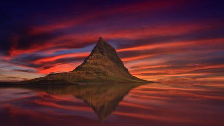 Kirkjufell reflection (Iceland) wallpaper