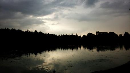 Serene Twilight Over Calm Waters wallpaper