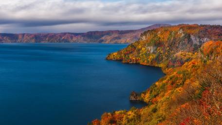 Lake Towada at fall (Japan) wallpaper
