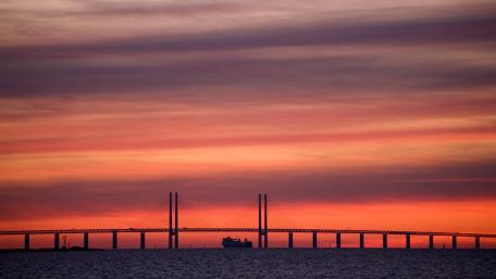 Sutong Bridge over Yangtze River at dusk (China) wallpaper