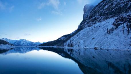 Serene Mountain Lake Reflection in Winter Light wallpaper