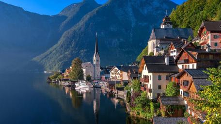Hallstatt at Hallstättersee wallpaper