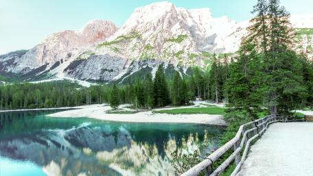 Majestic Mountain Lake Reflection in Wilderness wallpaper