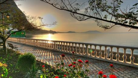 Sunset in Lake Garda wallpaper