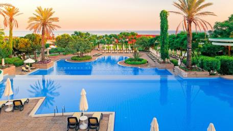 Swimming pool on the Turkish Riviera wallpaper