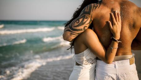 Hugging couple wallpaper