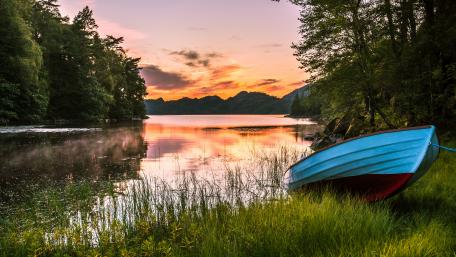 Boat in the lakeside wallpaper