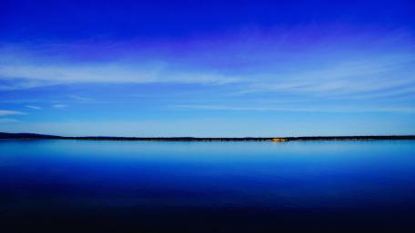 Tranquil Blue Horizons Over Serene Waters wallpaper