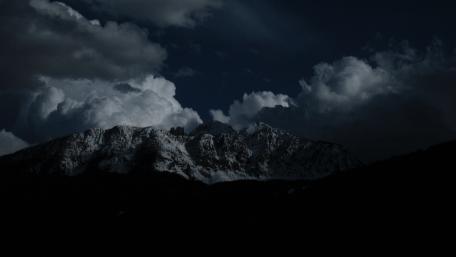 Majestic Twilight Over Mountain Peaks wallpaper