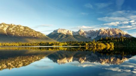 Serene Mountain Lake Reflection in Nature Beauty wallpaper