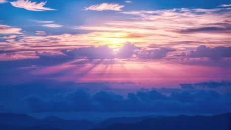 Majestic Sunrays Breaking Through Clouds wallpaper