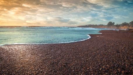 Tranquil Shoreline at Sunset wallpaper