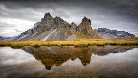 Majestic Mountain Reflections in Serene Waters wallpaper