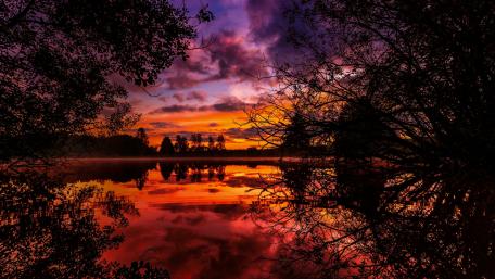 Vibrant Sunset Reflections in Nature's Embrace wallpaper