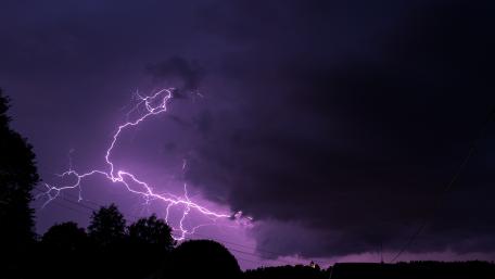 Electrifying Night Sky in Thunderstorm Moment wallpaper