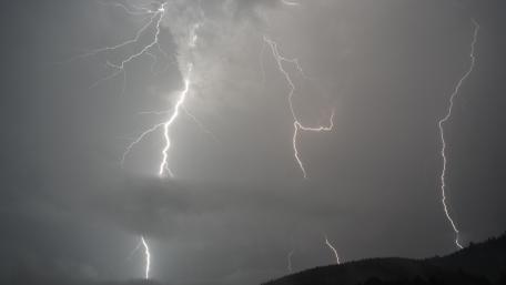 Nature's Fury Captured in Thunderstorm Wallpaper wallpaper