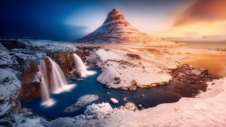 Kirkjufell in winter wallpaper