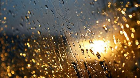 Glistening Raindrops on Glass Window at Dusk wallpaper