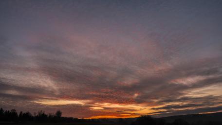 Vibrant Sunset Over Tranquil Horizon wallpaper