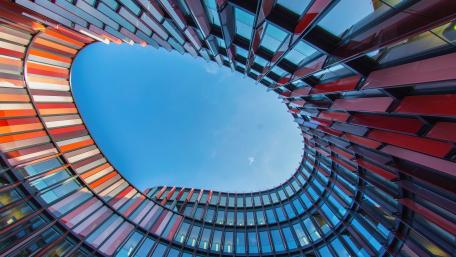 Modern Architectural Marvel Under a Clear Sky wallpaper