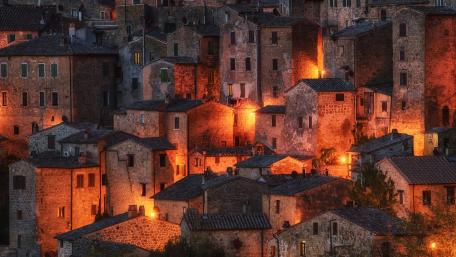 Sorano at dusk (Italy) wallpaper