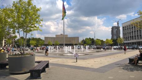 Urban Oasis with Fountain and Greenery wallpaper