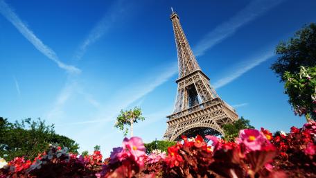Eiffel Tower with contrails in the blue sky wallpaper