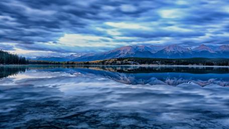 Serene Highland Reflection in Tranquil Waters wallpaper