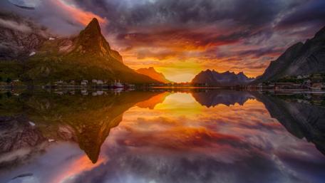 Midnight sun in Reine (Lofoten, Norway) wallpaper