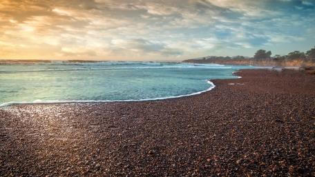 Tranquil Shoreline at Sunset Moment wallpaper