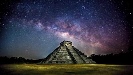 The Pyramid under the Milky way wallpaper