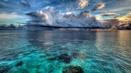 Ocean Tranquility Under Cloudy Skies wallpaper