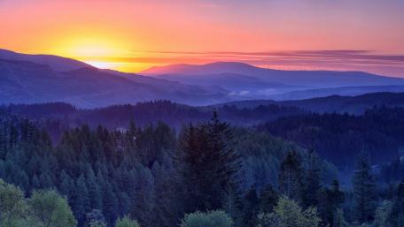 Majestic Sunrise Over Tranquil Mountains wallpaper
