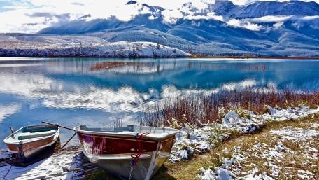 Boats on the shore of the winter lake wallpaper