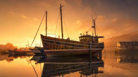 Golden Sunset Reflections on a Tranquil Watercraft wallpaper