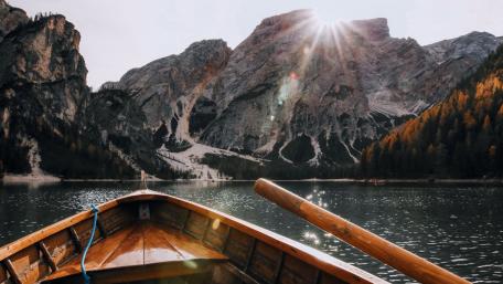 Rowing boat on Lake Braies (Pragser Wildsee) wallpaper