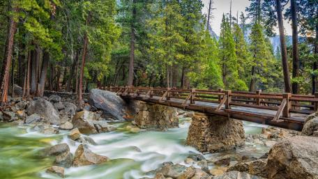 Footbridge over Merced River (Yosemite National Park) wallpaper